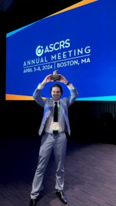 Dr. Bruno Trindade com o “Golden Apple Award”